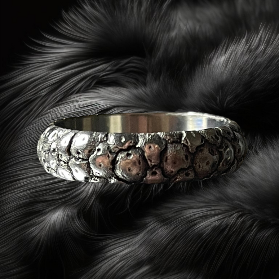 Du jamais vu : une beauty ring gravée en relief au design Météorite. En titane de la meilleure qualité, elle fait 22mm à sa base et 27mm pour son côté le plus large. Convient pour un ato de 22mm.