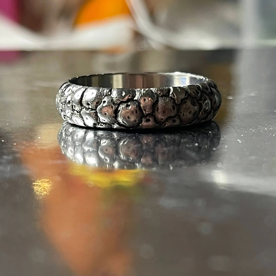 In The One Collection, discover an 22mm titanium ring engraved in relief with Meteorite design by Laser Custom Works. It is suitable for 22mm atomizers.